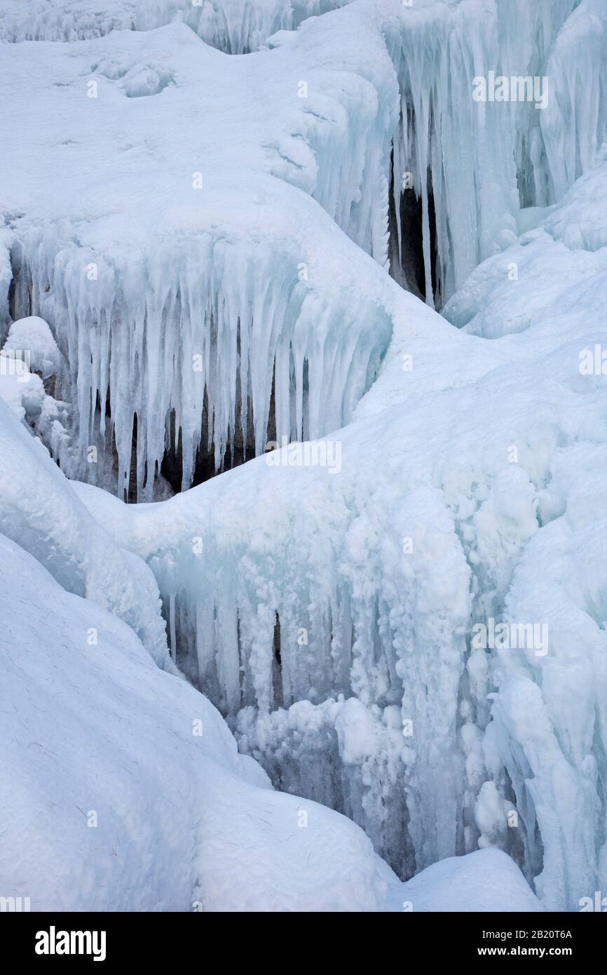 Bora del Nivolet, formazioni di ghiaccio e ghiaccioli sulle cascate del fiume ghiacciato in inverno, Parco Nazionale del Gran Paradiso nelle Alpi Graiani, Italia Foto Stock