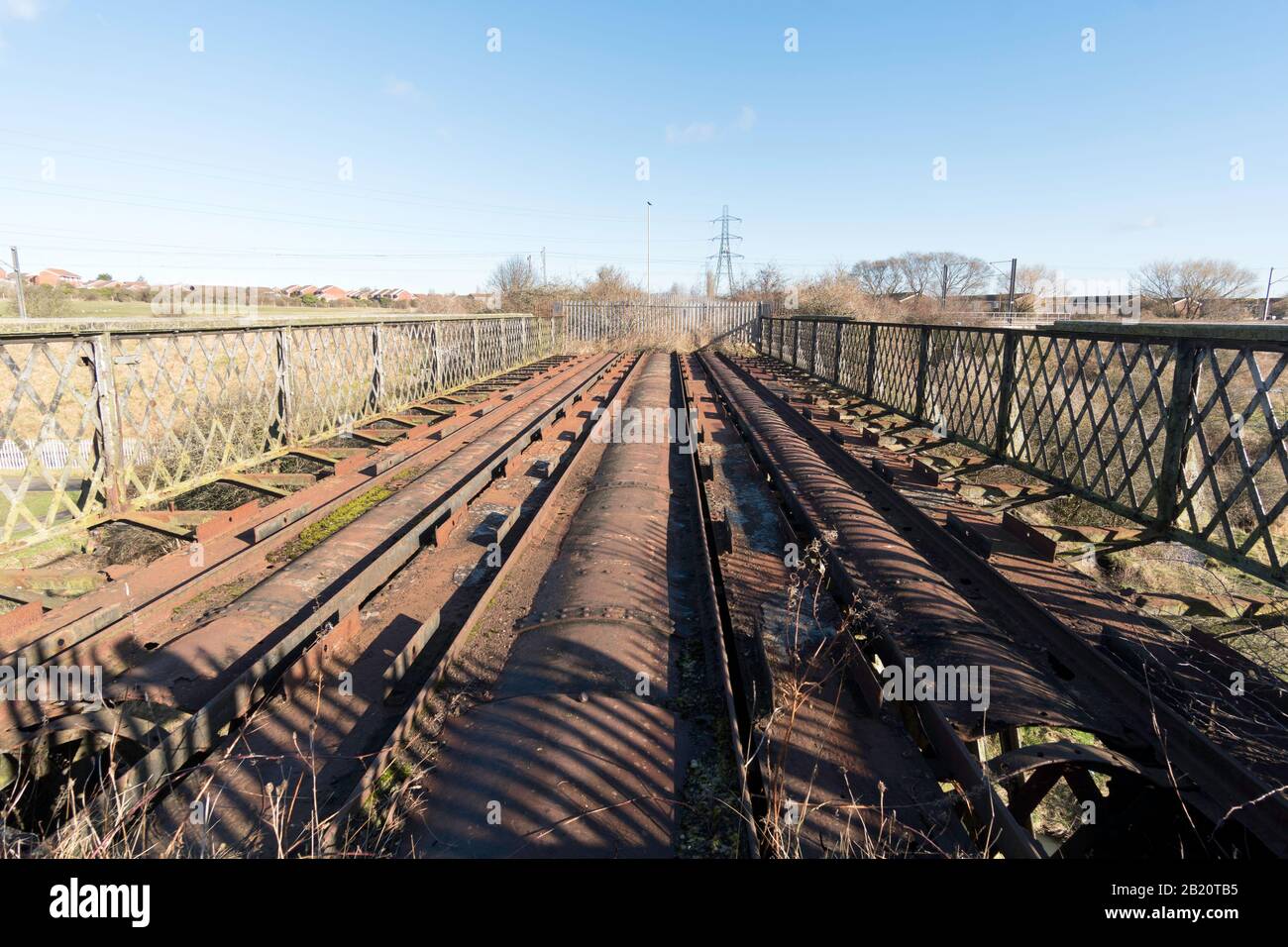 Il ponte del vecchio ponte ferroviario di Stanhope e Tyne disusato sopra il fiume Don a Boldon Colliery, Tyne and Wear, Inghilterra, Regno Unito Foto Stock