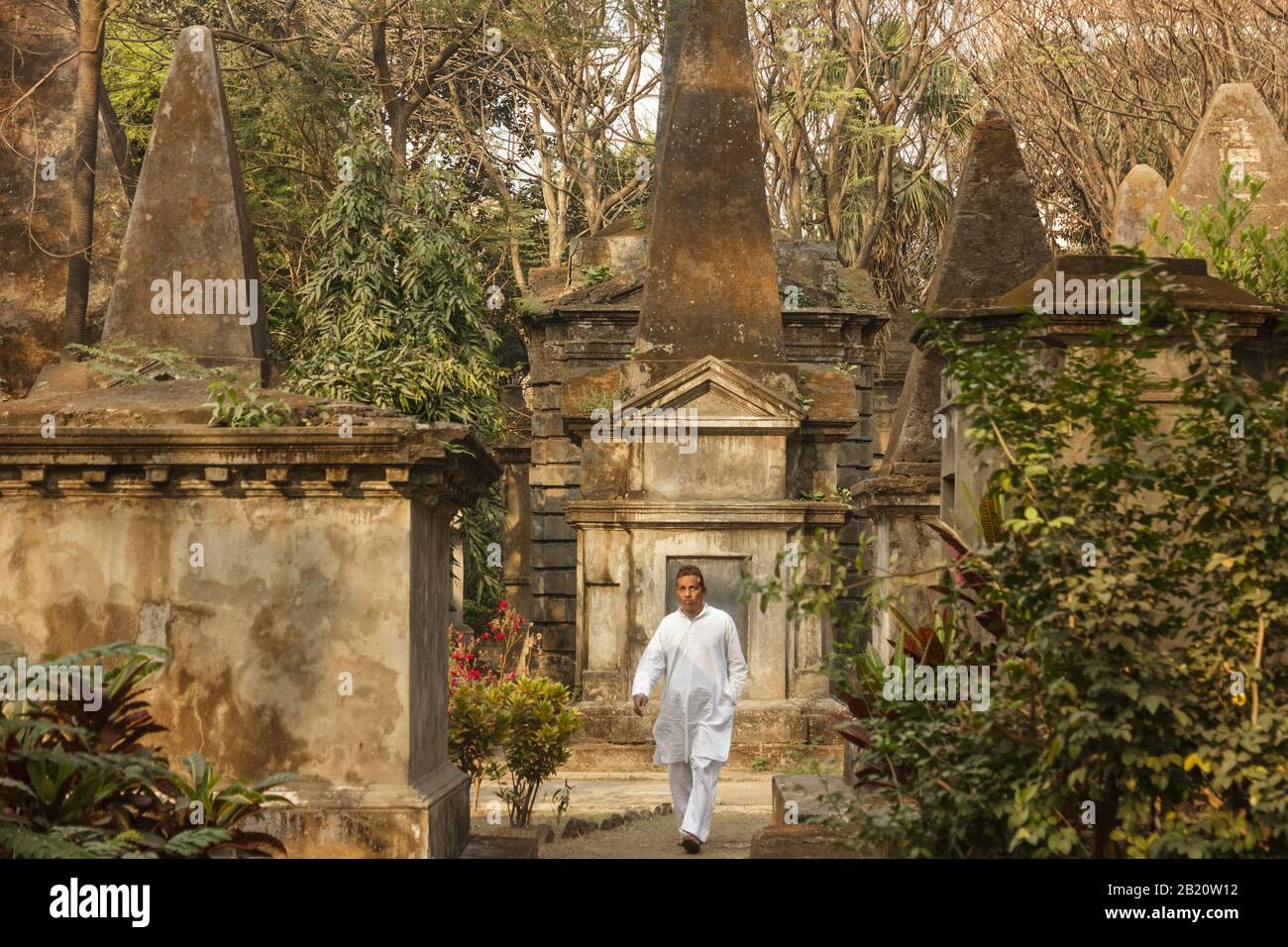 Kolkata, Bengala Occidentale/India - Gennaio 26 2018: Un uomo cammina all'interno del Cimitero di South Park Street con le sue grandi tombe gotiche. Foto Stock