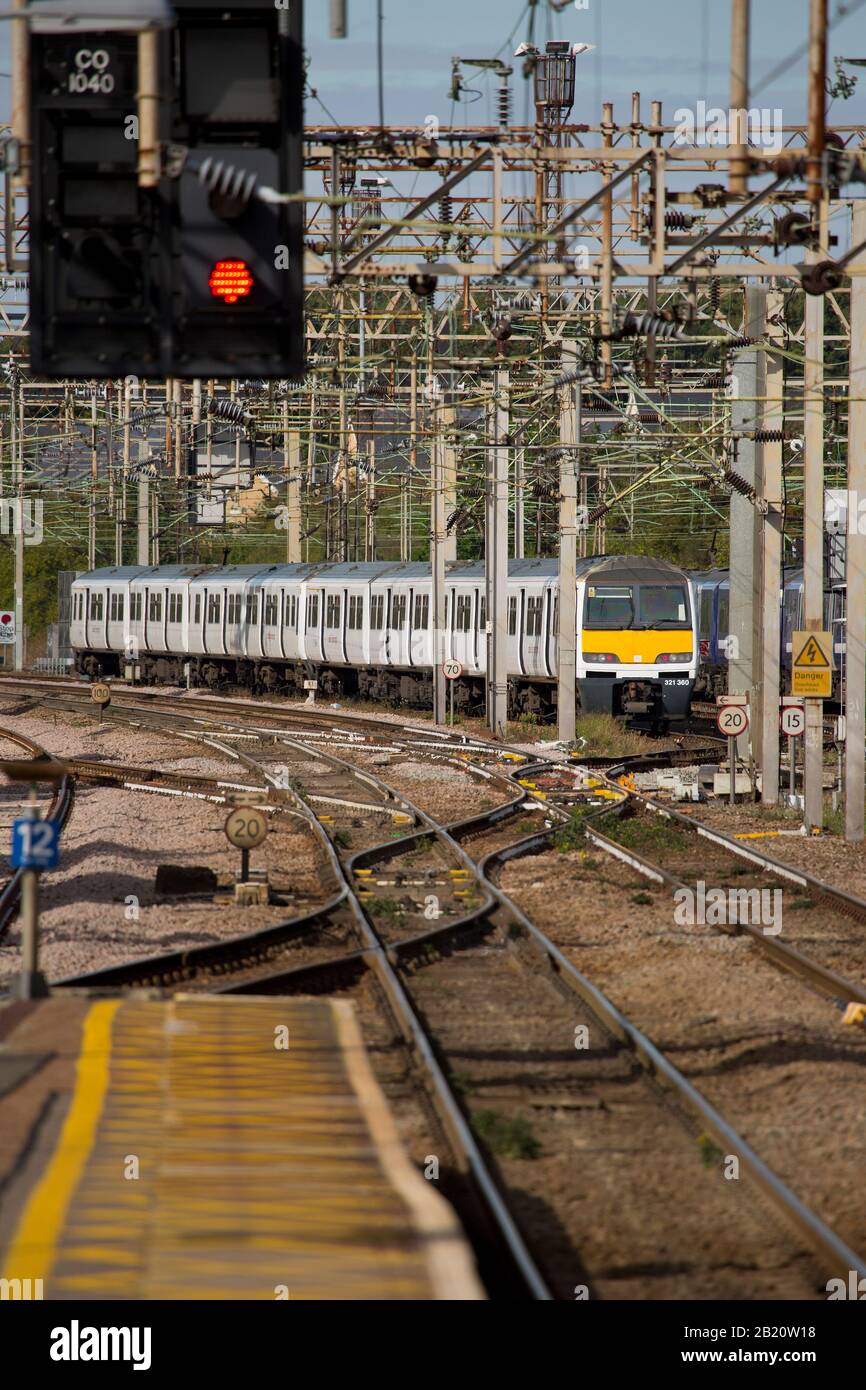 Segnali e raccordi presso una stazione ferroviaria del Regno Unito Foto Stock