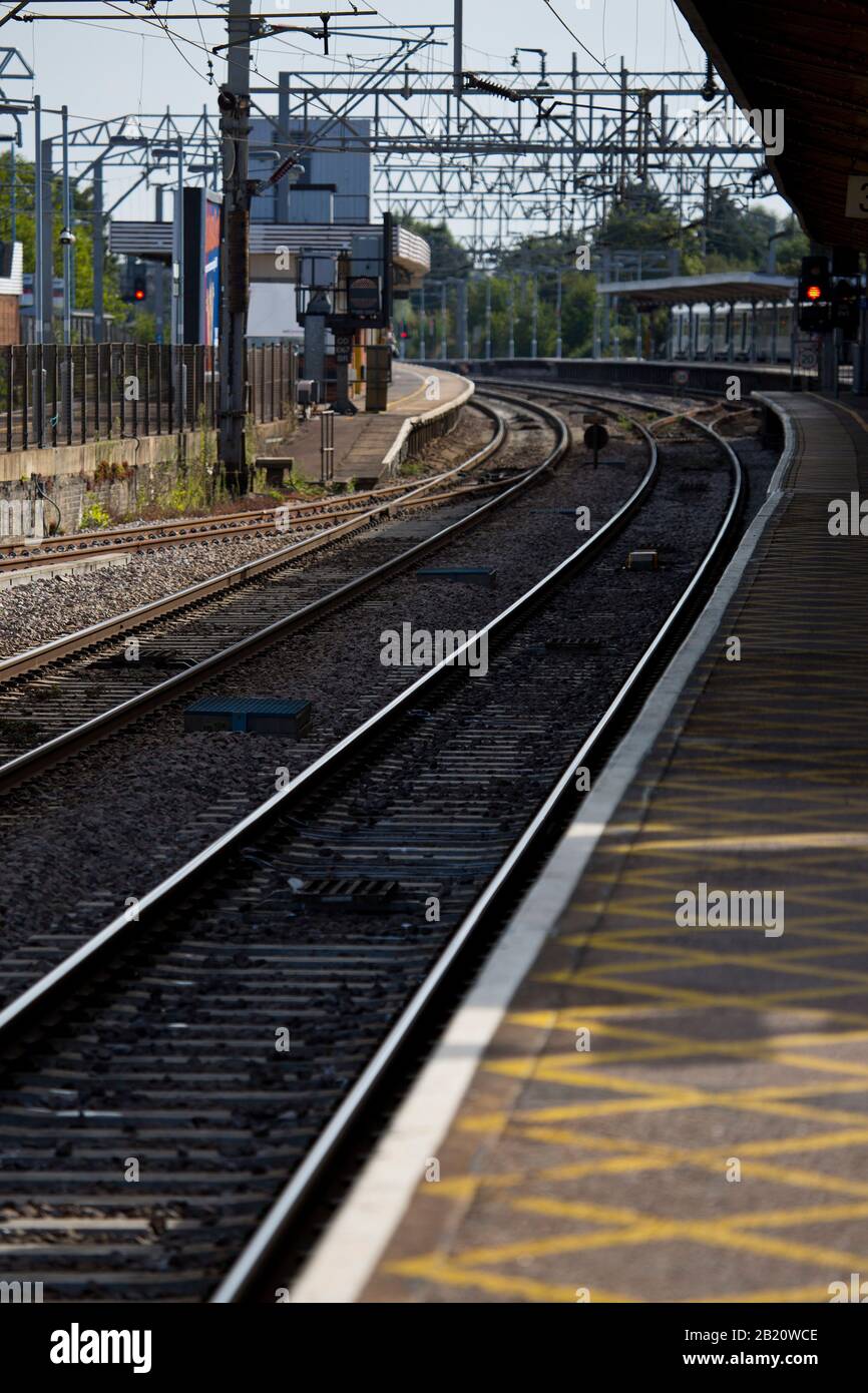 Una stazione ferroviaria in Inghilterra con pista vuota e piattaforma Foto Stock