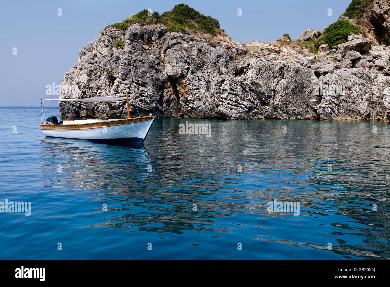 Belle grotte marine della baia di Paleokastritsa. Isola di Corfù, Grecia. Foto Stock