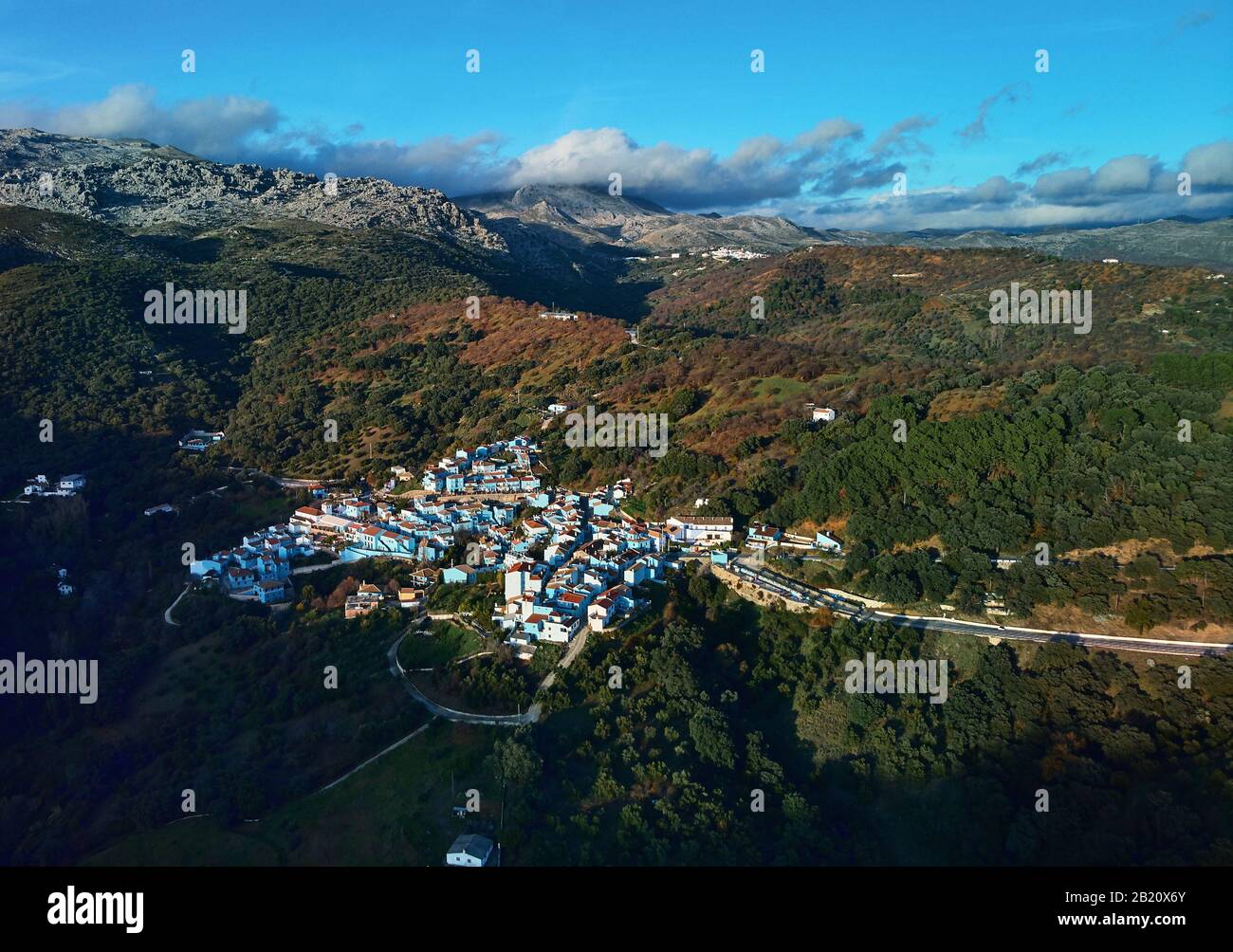 Aereo drone punto di vista della città di Júzcar luogo notevole tutte le case residenziali dipinte di colore blu, Valle del Genal, Serrania de Ronda, Spagna Foto Stock