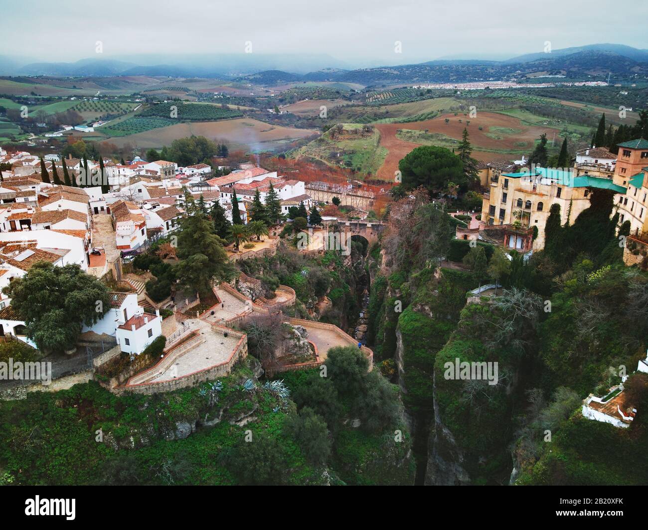 Fotografia aerea vista panoramica dalla città spagnola di Ronda. Splendide case residenziali con canyon ai margini delle scogliere. Costa Del Sol Málaga Spagna Foto Stock