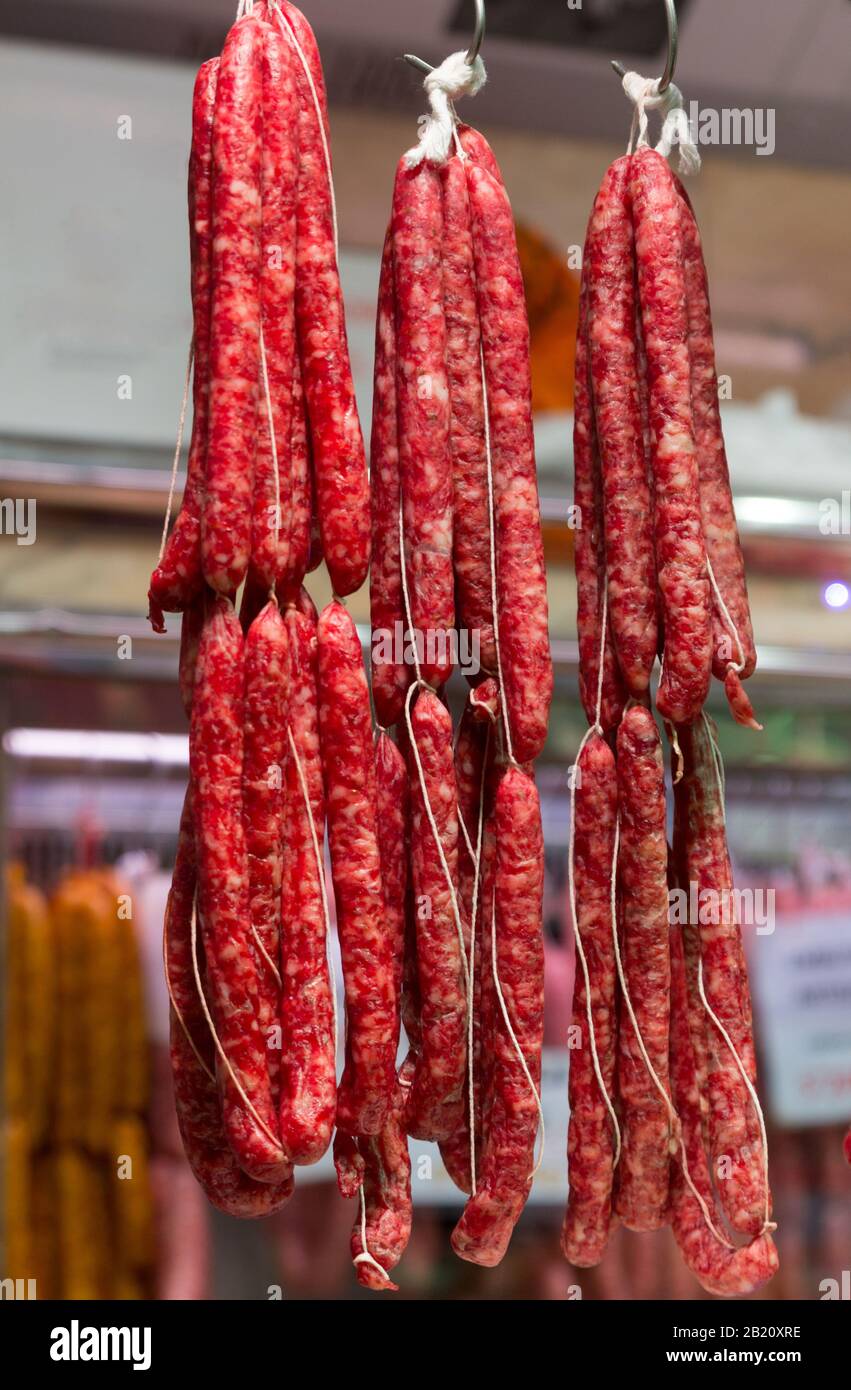 Foto di scorta di una tipica salsiccia secca della Spagna appesa in una stalla di mercato Foto Stock