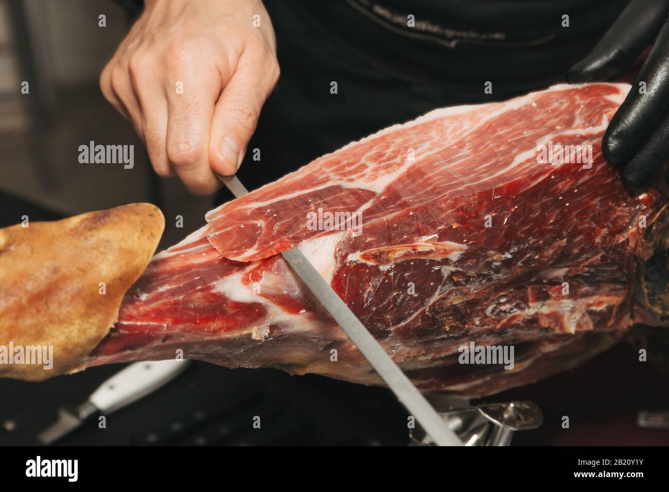 Prosciutto crudo tagliato a coltello immagini e fotografie stock ad alta  risoluzione - Alamy