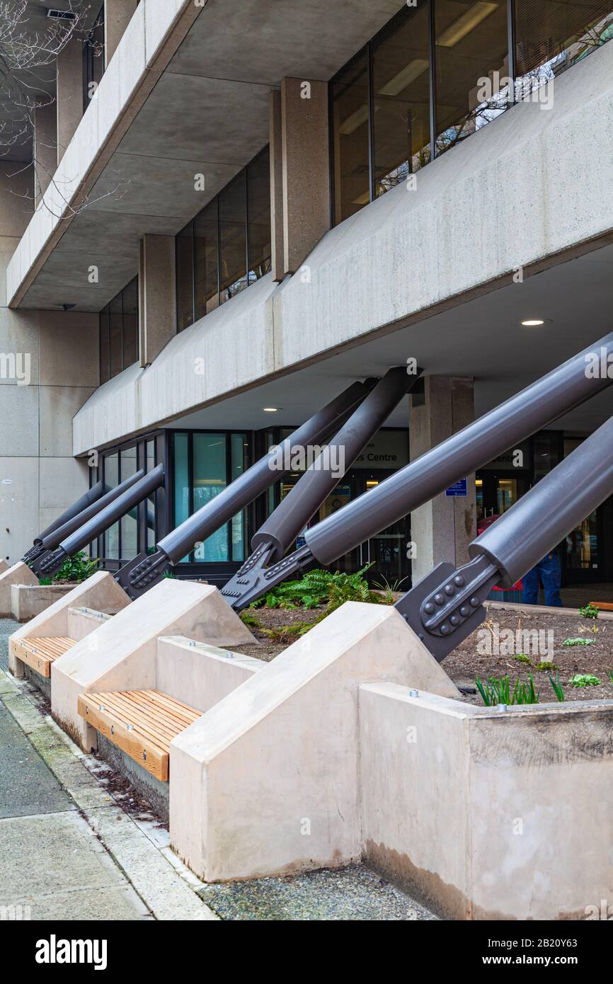 Tiranti antisismici su un edificio in cemento a Vancouver Canada Foto Stock