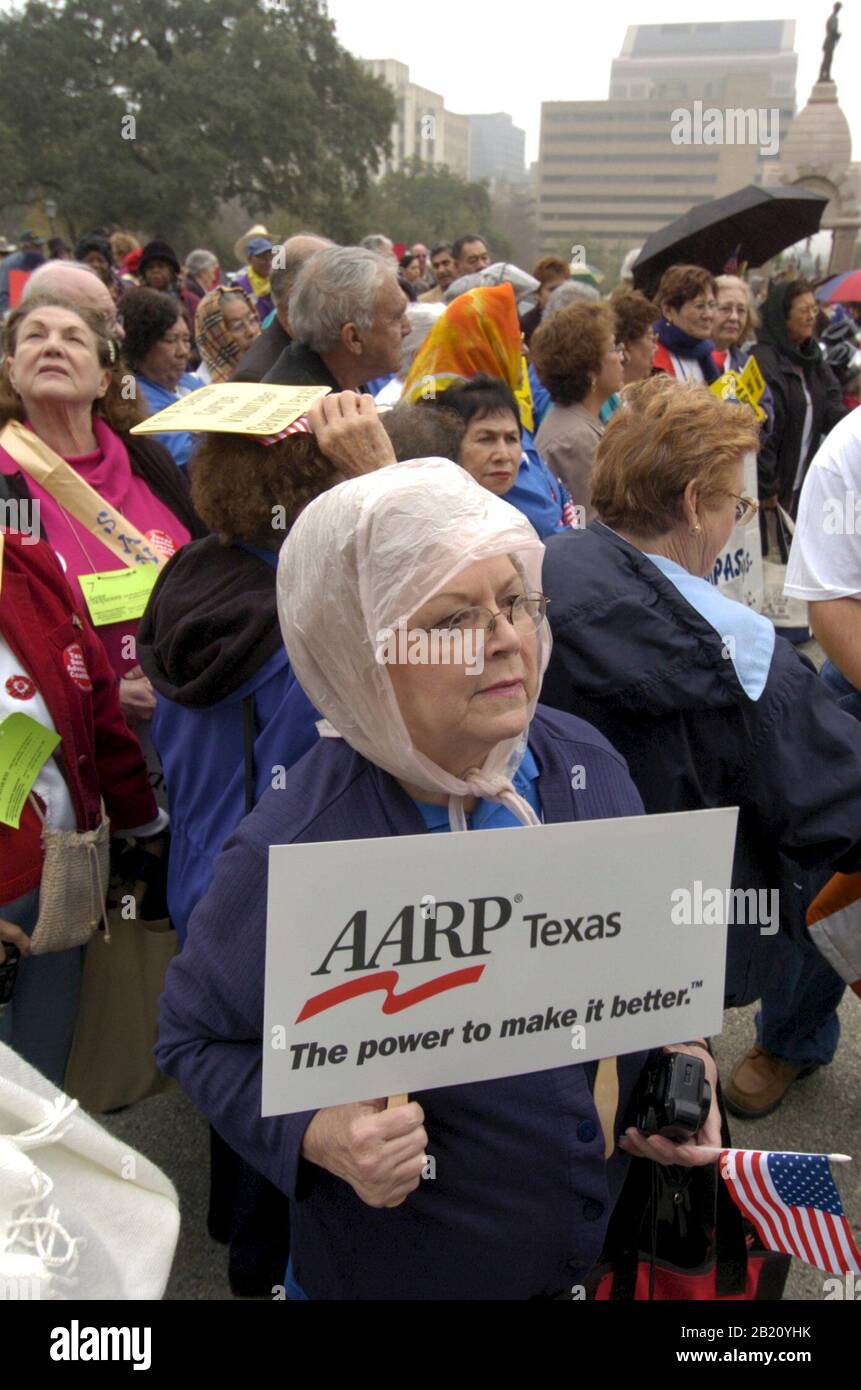 8 febbraio 2005, Austin, Texas: Gli anziani del Texas si riuniscono fuori dal Campidoglio del Texas per ascoltare i legislatori parlare di questioni che devono affrontare una popolazione texana che invecchia. ©Bob Daemmrich Foto Stock