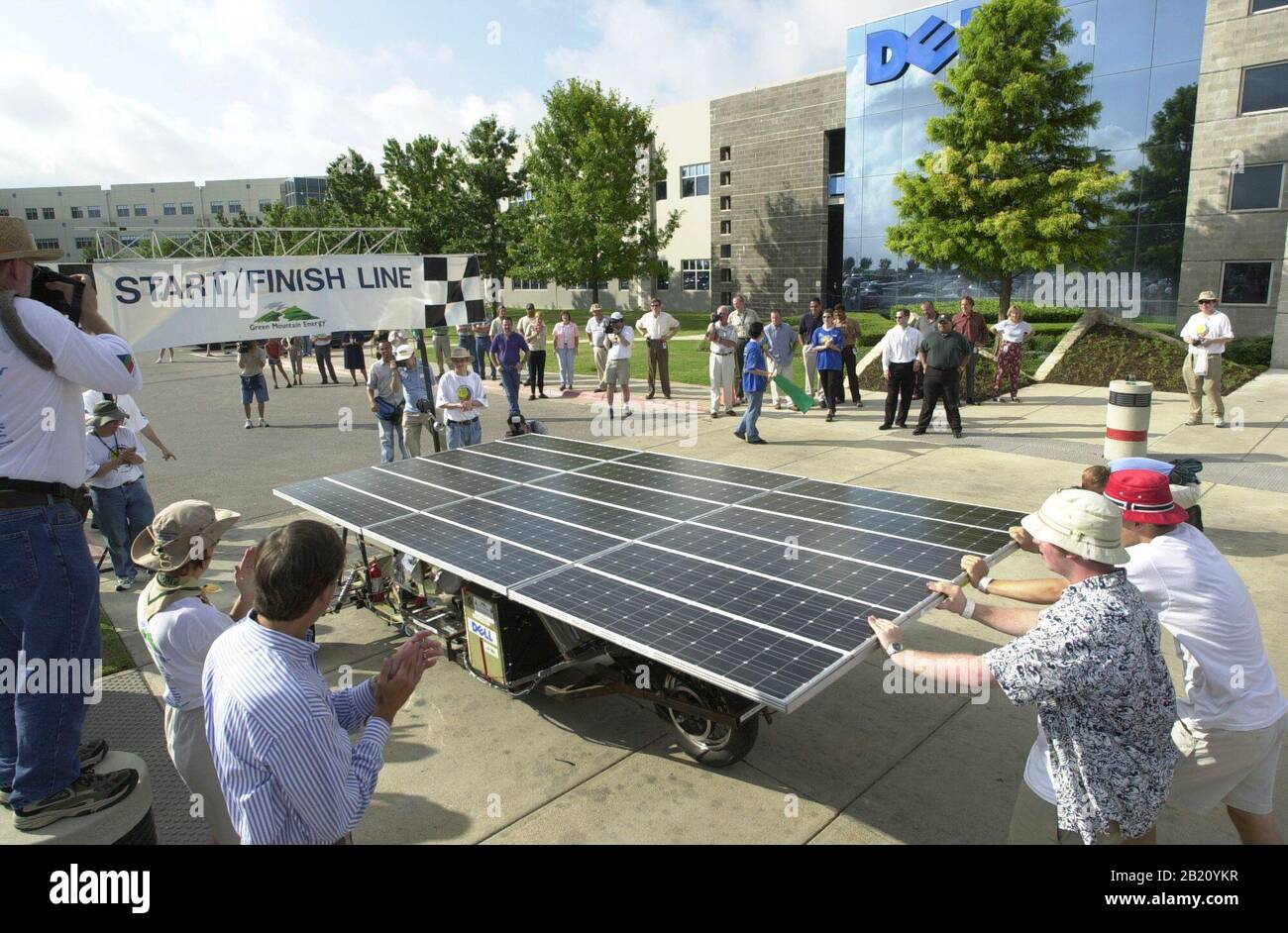 16 2001 luglio, Round Rock TX USA: Un'auto solare attende all'inizio del Winston Solar Challenge di nove giorni, che inizia presso il campus di Dell Computers e termina a Columbus, Indiana. Sono entrate squadre di scuole superiori in Texas, Mississippi, California, Indiana, Carolina del Sud, Porto Rico e Messico. ©Bob Daemmrich Foto Stock