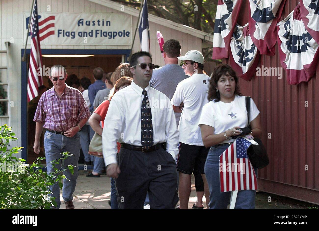 Settembre 14, 2001, Austin, Texas: Il commercio è rischio ad una piccola impresa in Austin del sud che si specializza nelle vendite della bandiera. I negozi sono stati sommersi da clienti alla ricerca di simboli di patriottismo a seguito degli attacchi terroristici al World Trade Center e al Pentagono del 11 settembre. ©Bob Daemmrich Foto Stock