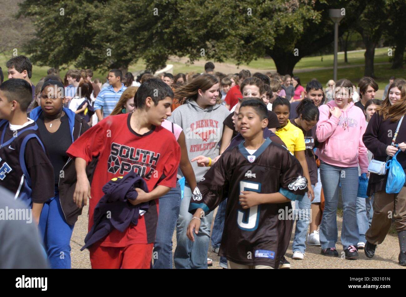 Febbraio 15 2005, Austin, Texas - la folla di studenti junior che frequentano la scuola si dirigono dai loro autobus a una sala conferenze del campus dell'Università del Texas per un simposio sulla tecnologia delle comunicazioni. ©Bob Daemmrich Foto Stock
