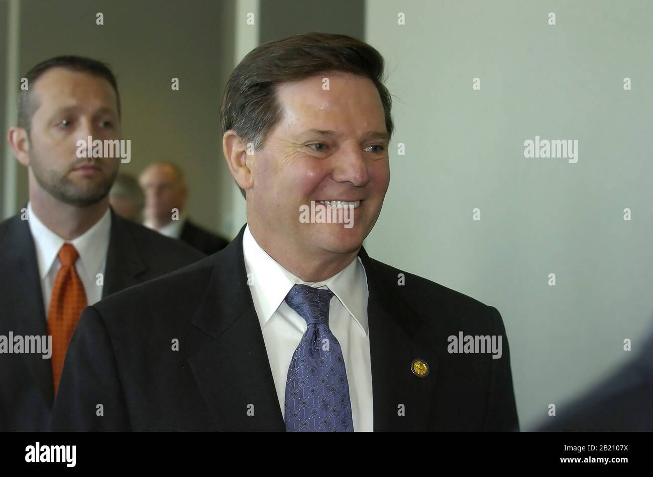 Austin, Texas, 22 novembre 2005; il congressista statunitense Tom Delay (R-Sugar Land) lascia la 331esima Courtroom distrettuale per una breve pausa nella sua audizione sulle accuse di riciclaggio di denaro a Travis County, Texas. ©Bob Daemmrich Foto Stock