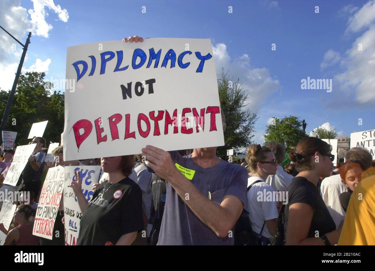 20 settembre 2001, Austin, Texas: Gli attivisti della pace si radunano al Campidoglio di Austin, mentre il sentimento per le ritorsioni degli Stati Uniti negli attacchi terroristici della scorsa settimana cresce a livello nazionale. Diversi oratori hanno denunciato gli attacchi nazionali contro gli arabi-americani che si sono verificati negli ultimi giorni. ©Bob Daemmrich Foto Stock