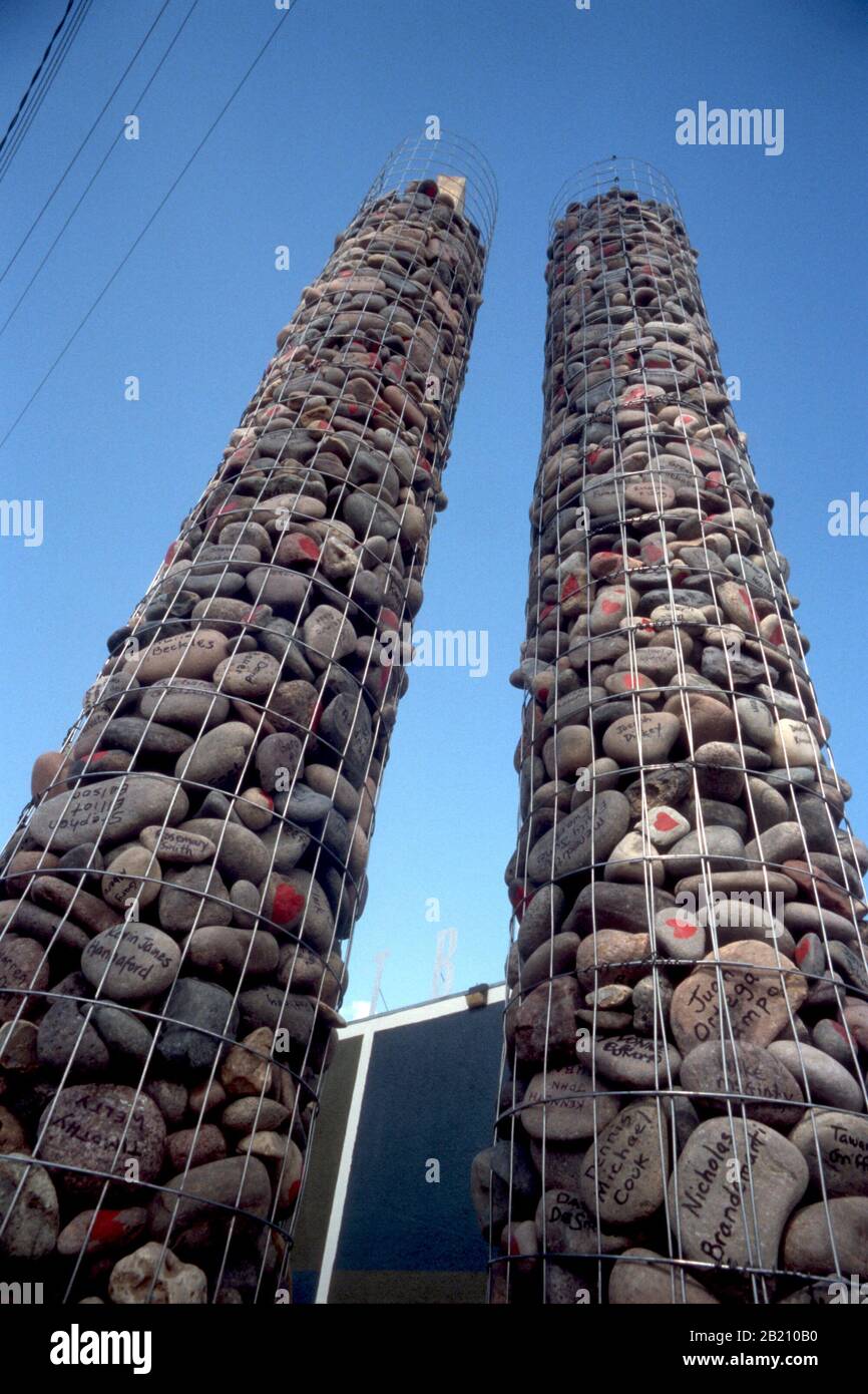 Austin, Texas 02NOV01: Un artista di Austin ha costruito 10-piedi repliche del World Trade Center torri di rocce --uno per ogni vittima della tragedia --fuori di un business di Austin. ©Bob Daemmrich Foto Stock