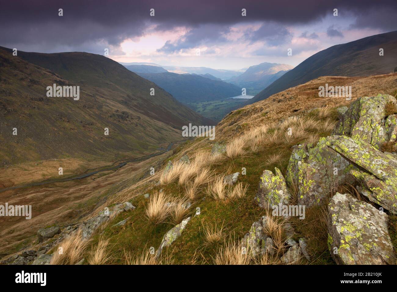 Affacciato sul Passo di Kirkstone nel Lake District, con Patterdale e Ullswater in lontananza Foto Stock