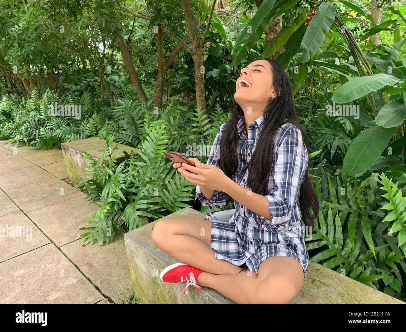 Giovane ragazza latina con smartphone, Panama City, Panama, America centrale Foto Stock