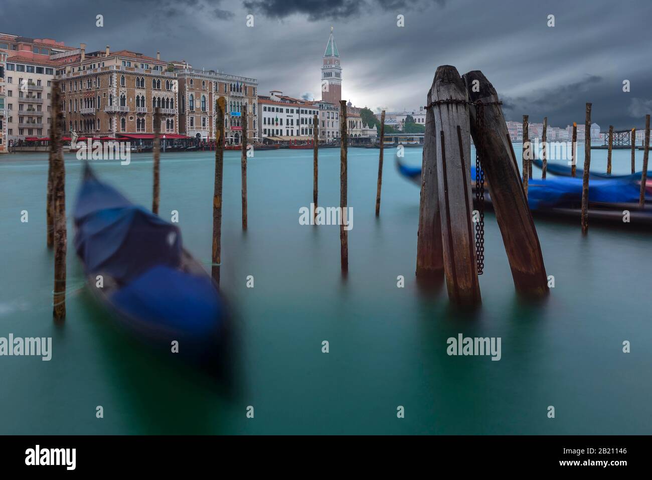 Facciate delle case sul Canal Grande, gondole anteriori in movimento, Venezia, Veneto, Italia Foto Stock