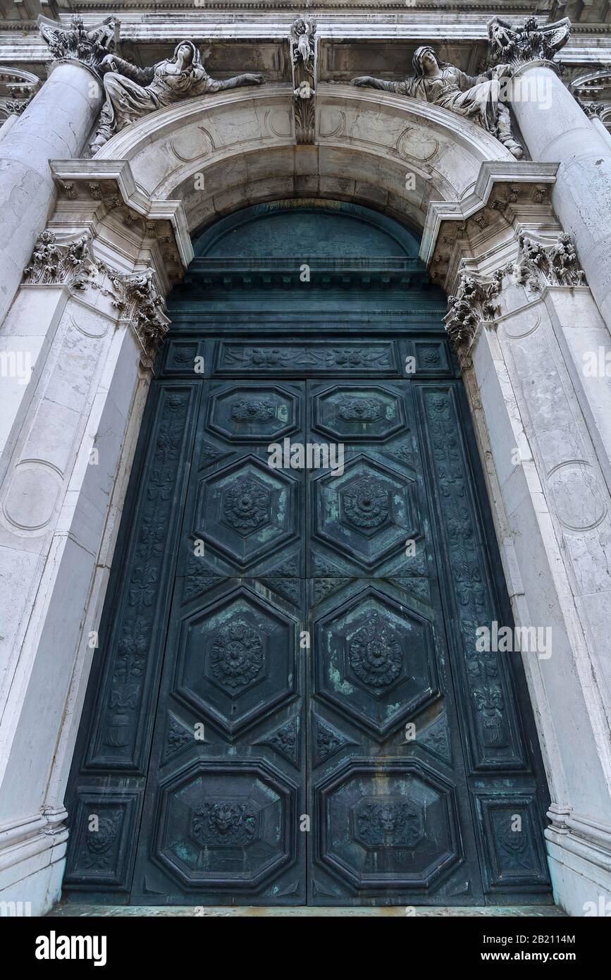 Portale d'ingresso superiore con i sicli di Cumae e Erythrai della chiesa barocca Santa Maria della Salute, 17th secolo, quartiere Dorsoduro Foto Stock