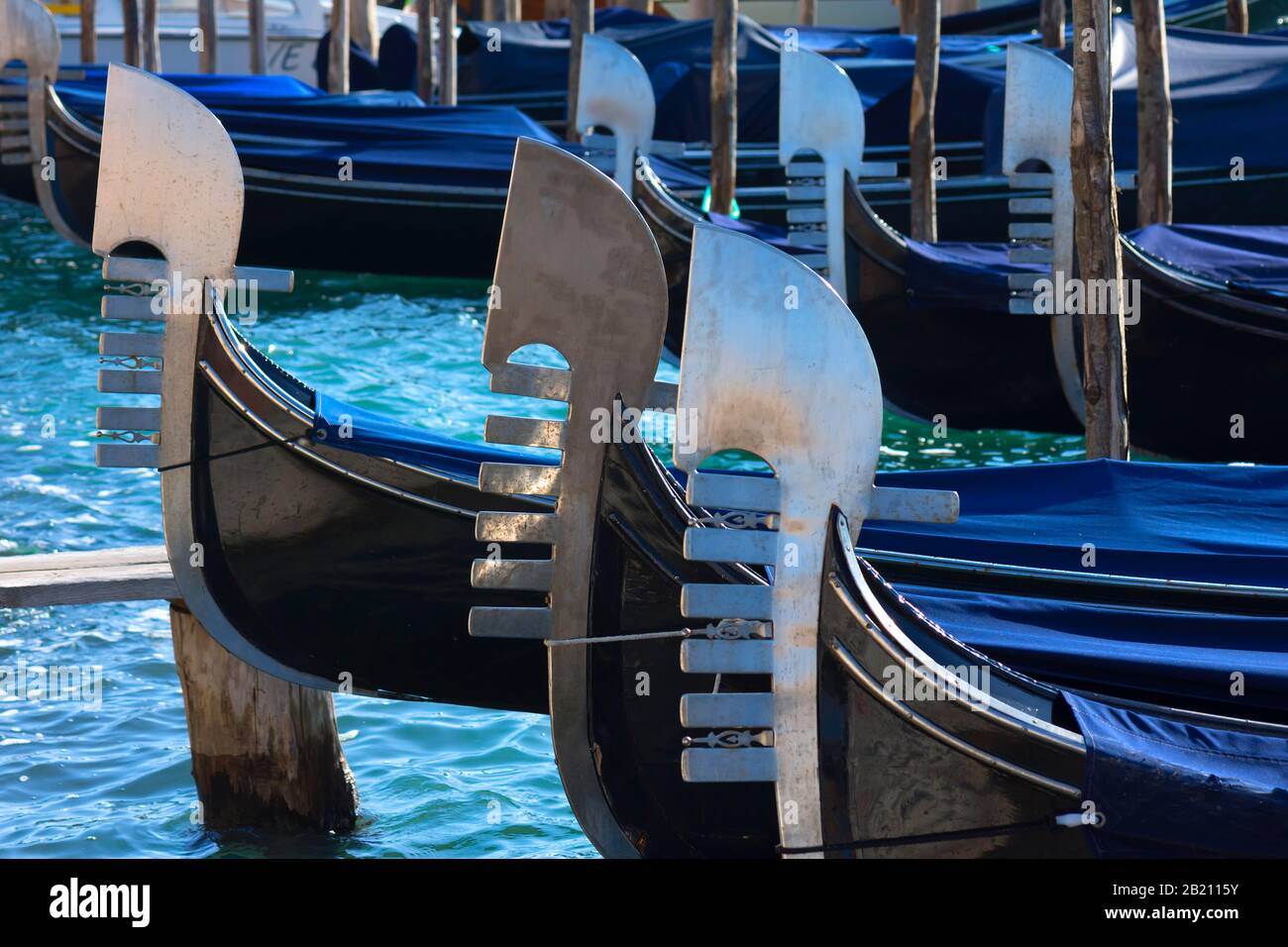 Code di metallo sulle gondole, i sei rebbi simboleggiano i sei distretti di Venezia, Venezia, Veneto, Italia Foto Stock