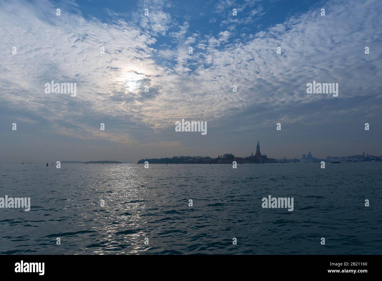 Veduta dell'isola di San Giorgio maggiore, cielo nuvoloso, Venezia, Veneto, Italia Foto Stock