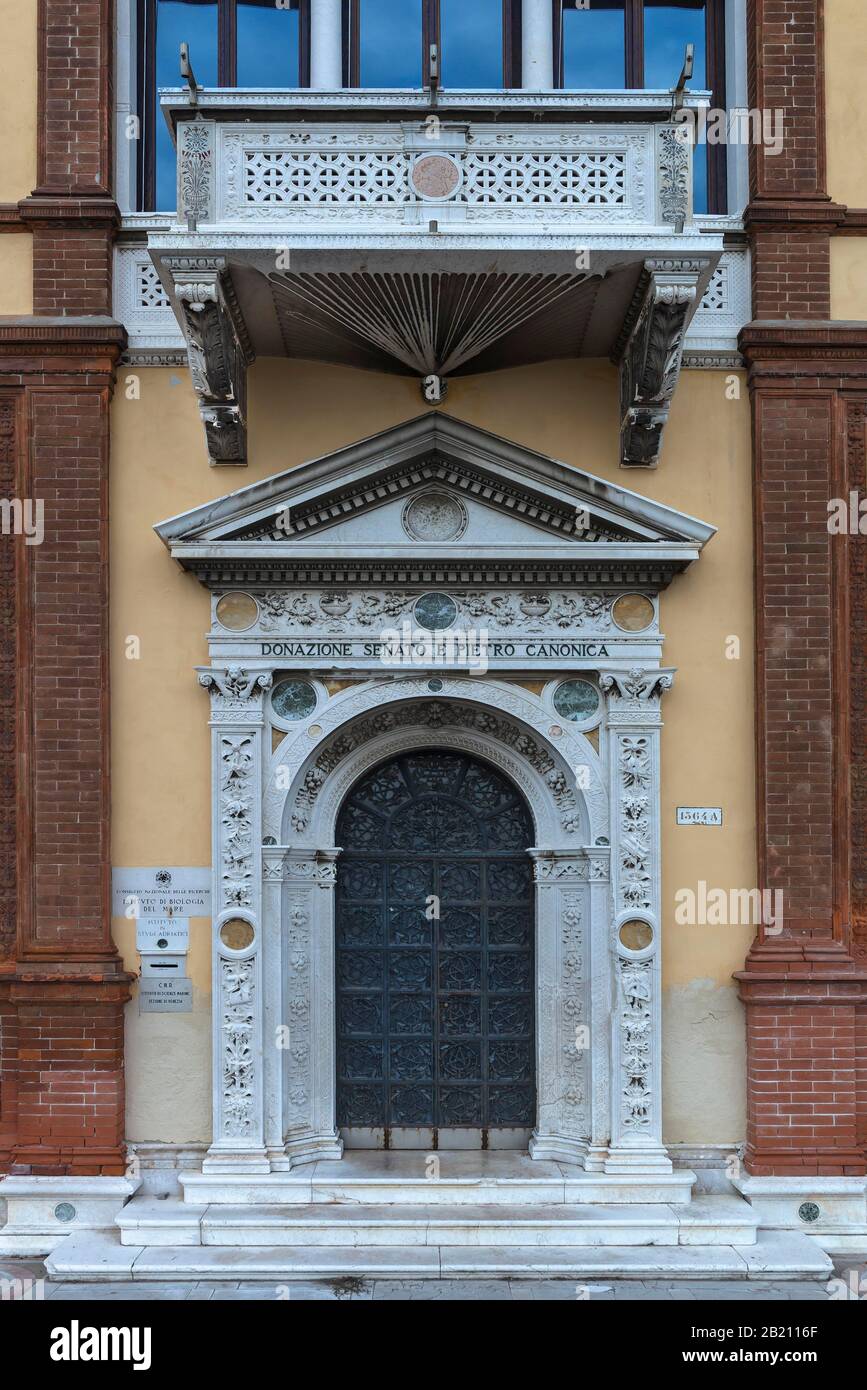 Portale d'ingresso e balcone del palazzo rinascimentale restaurato, ex Palazzina Canonica, oggi Biblioteca di Studi Adriatici, Venezia, Veneto, Italia Foto Stock