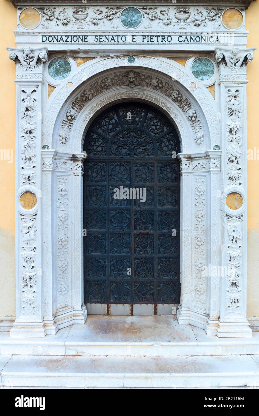 Portale d'ingresso del palazzo rinascimentale restaurato, ex Palazzina Canonica, oggi Biblioteca di Studi Adriatici, Venezia, Veneto, Italia Foto Stock
