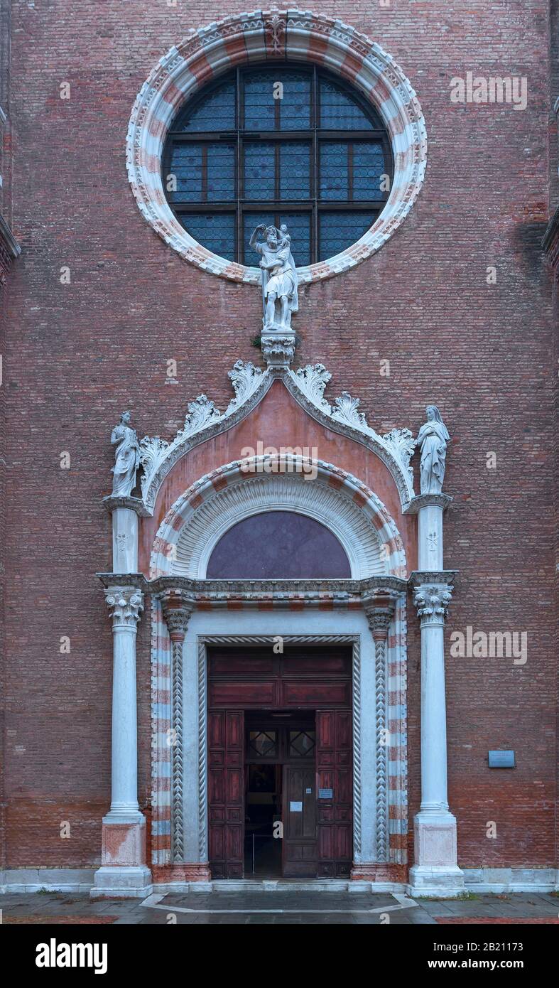 Portale gotico d'ingresso della chiesa parrocchiale Madonna dell'Orto, intorno al 1400, Venezia, Veneto, Italia Foto Stock