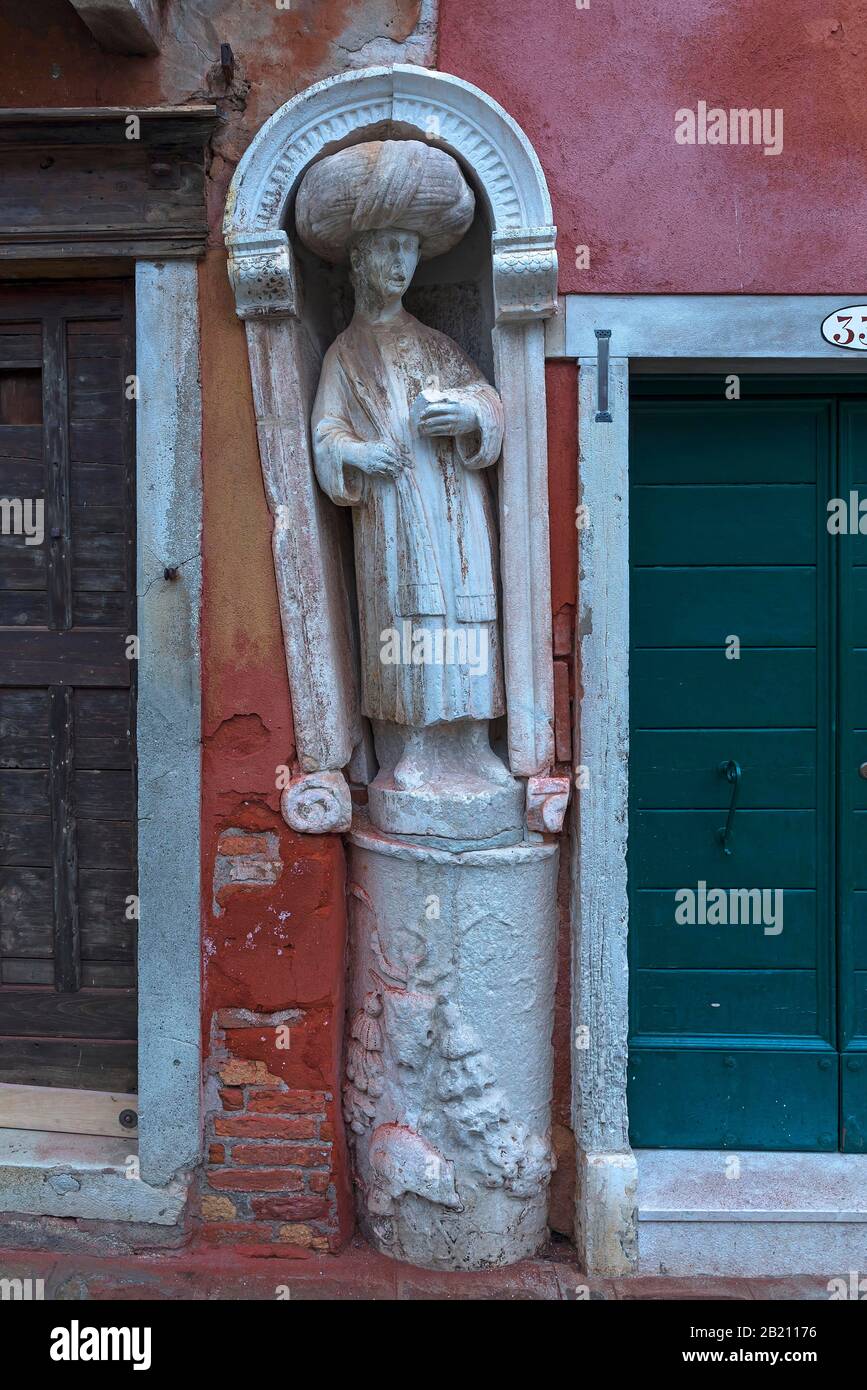 Statua in marmo di una famiglia mercantile del 13/14 secolo, campo dei Mori nel quartiere di Cannaregio, Venezia, Veneto, Italia Foto Stock