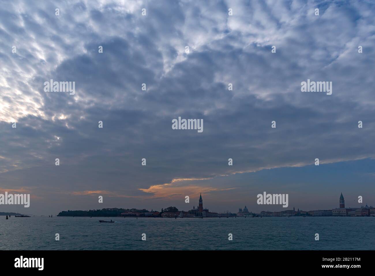 Veduta dell'isola di San Giorgio maggiore, cielo nuvoloso, Venezia, Veneto, Italia Foto Stock