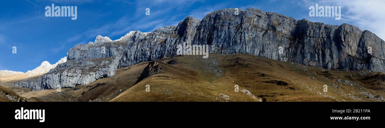 Panorama delle montagne PAS. San Roque de Riomiera, Cantabria. Spagna Foto Stock