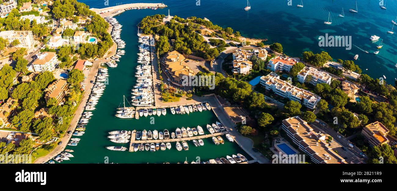 Foto aerea, vista di Santa Ponca e del porto turistico di Santa Ponca, dietro la Serra de Tramuntana, Maiorca, Isole Baleari, Spagna Foto Stock