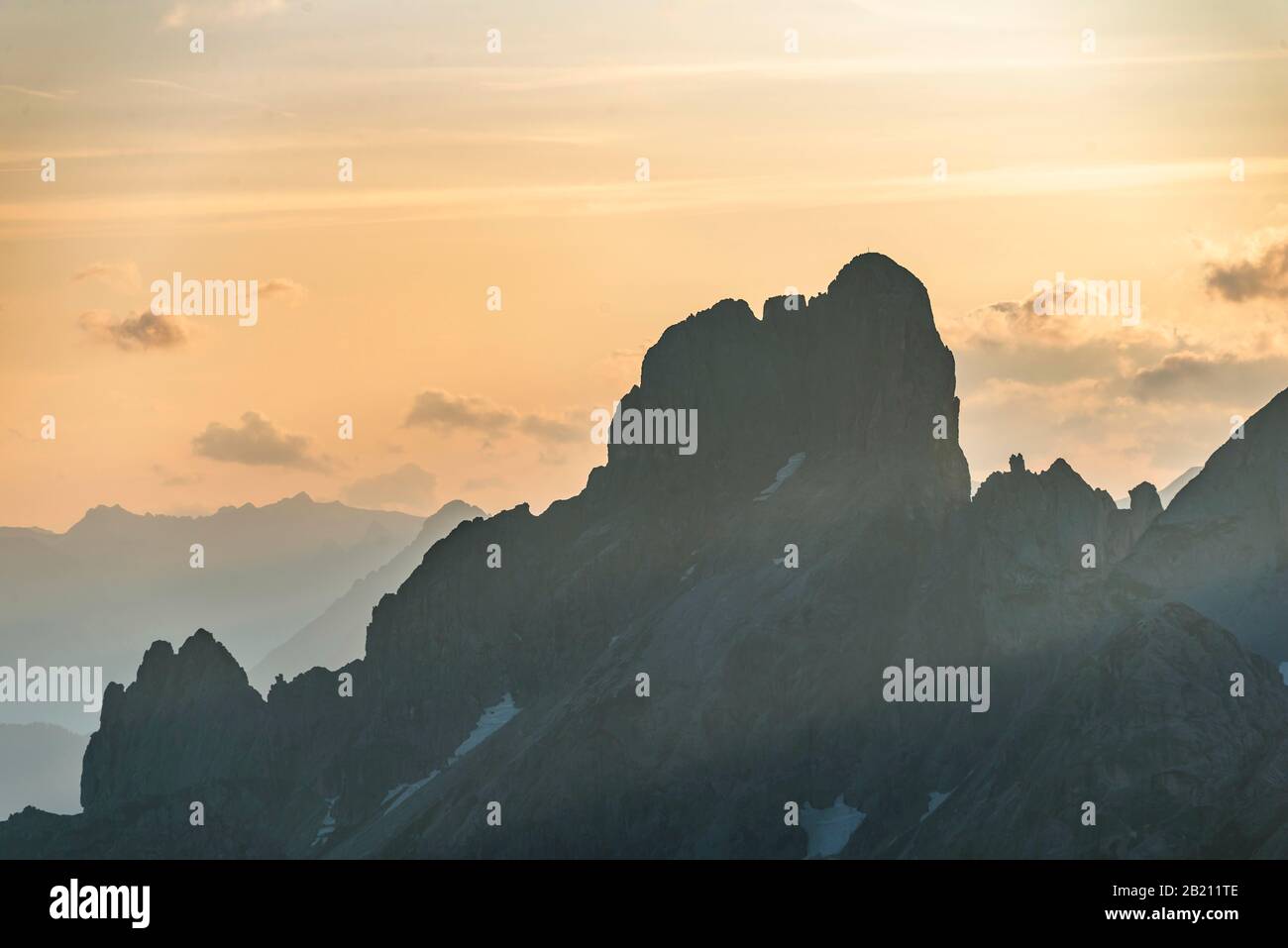 Sera umore, montagne, silhouette di montagna, miter del vescovo e Gosaukamm, Salzkammergut, Austria superiore, Austria Foto Stock