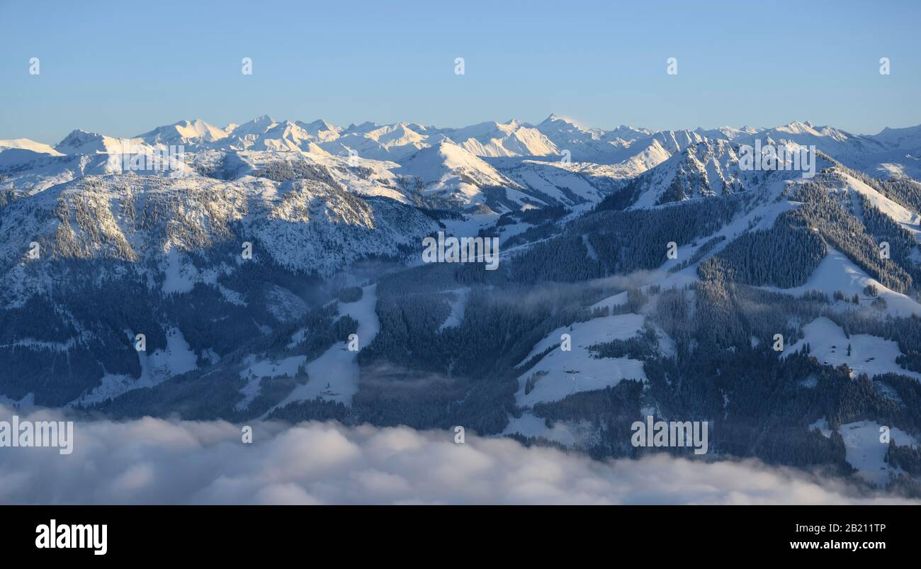 Vista su Brixental, panorama di montagna in inverno, nube copertura nella valle, SkiWelt Wilder Kaiser Brixental ski area, Bressanone im Thale, Tirolo, Austria Foto Stock