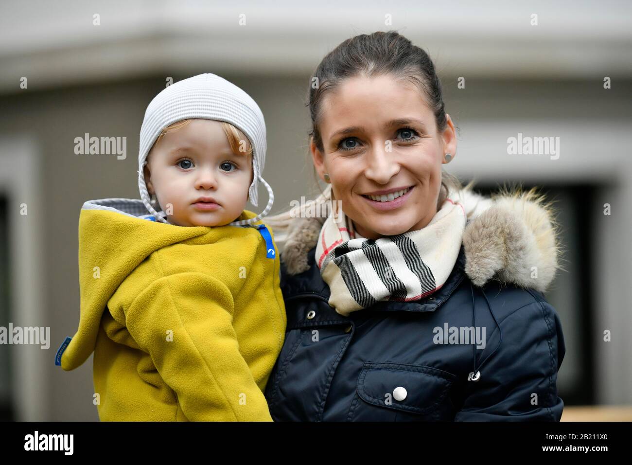 Madre che tiene il toddler nelle sue braccia, Stoccarda, Baden-Wuerttemberg, Germania Foto Stock