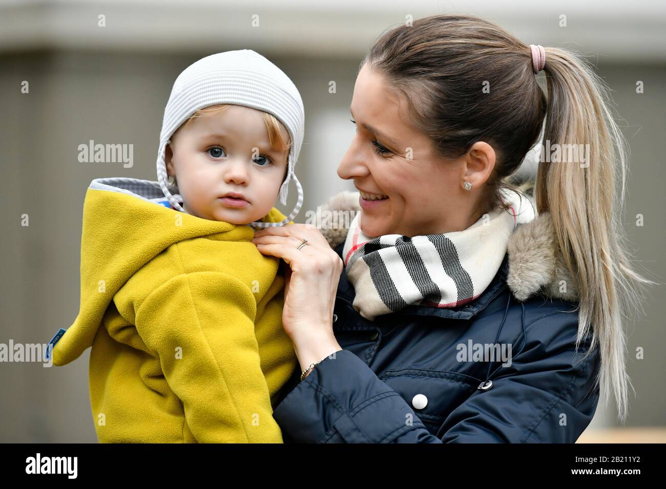 Madre che tiene il toddler nelle sue braccia, Stoccarda, Baden-Wuerttemberg, Germania Foto Stock