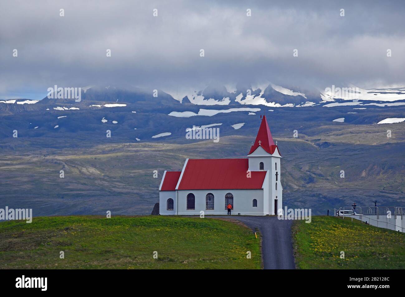 Chiesa di Ingjaldsholl dietro lo Snaefellsnessjoekull, penisola di Snaefellsness, Islanda Foto Stock