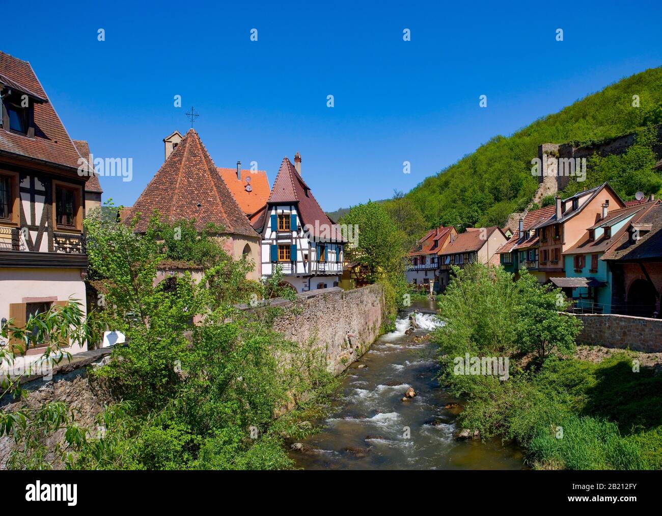 River Weiss, case a graticcio, Kayserberg, Alsazia, Francia Foto Stock