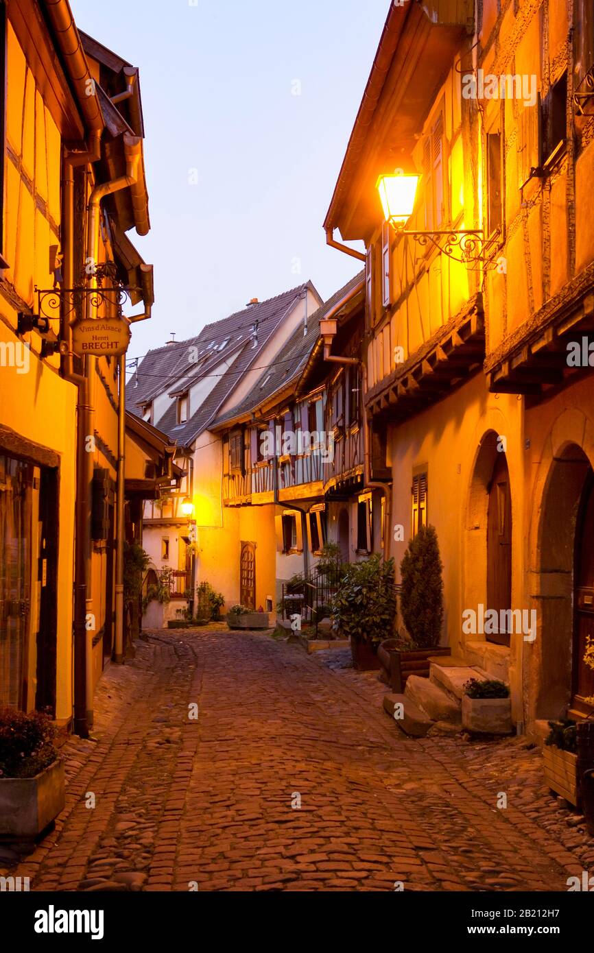 Vicolo della città vecchia alla luce della sera, Eguisheim, Alsazia, Francia Foto Stock