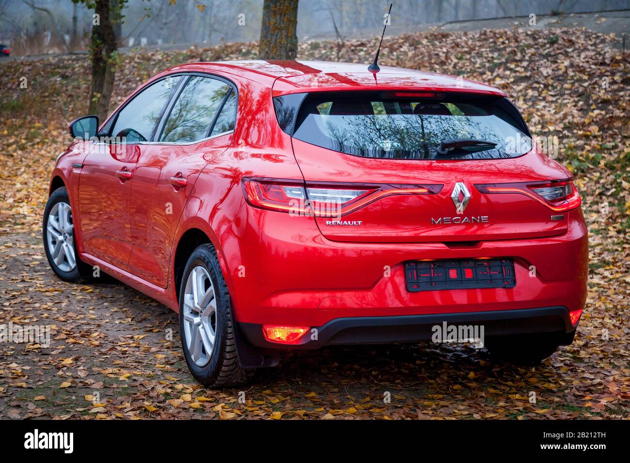 Ucraina Kiev 24 Settembre 2019: Una Nuova Auto Renault Megane Sedan Colore Rosso È Parcheggiata Nel Parcheggio D'autunno Con Molte Foglie Cadute Foto Stock - Alamy