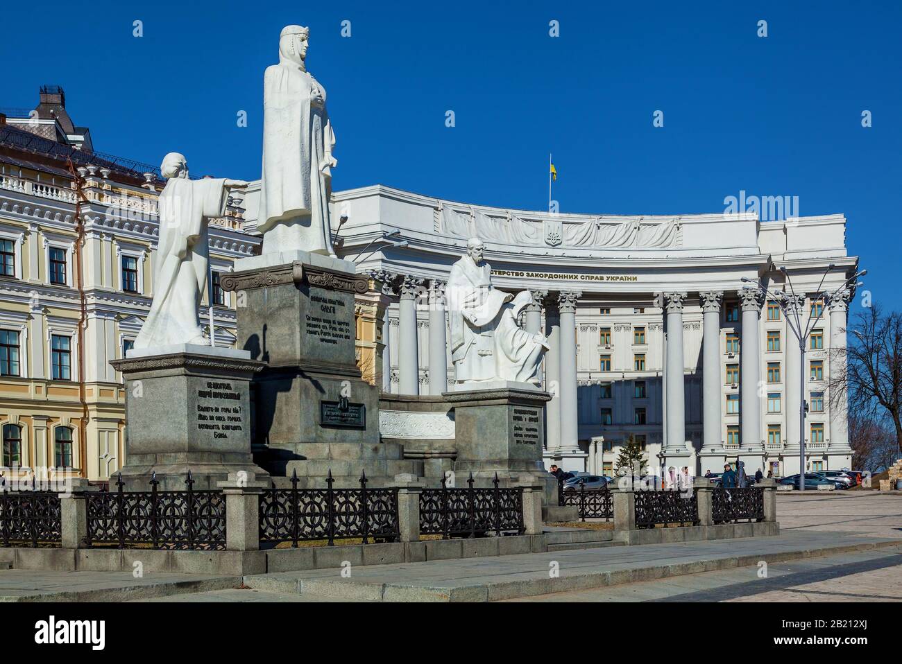 Ucraina Kiev 9 aprile 2019: Una composizione scultorea costituita da un monumento centrale alla Grande Duchessa, piedistalli agli educatori della pe slava Foto Stock