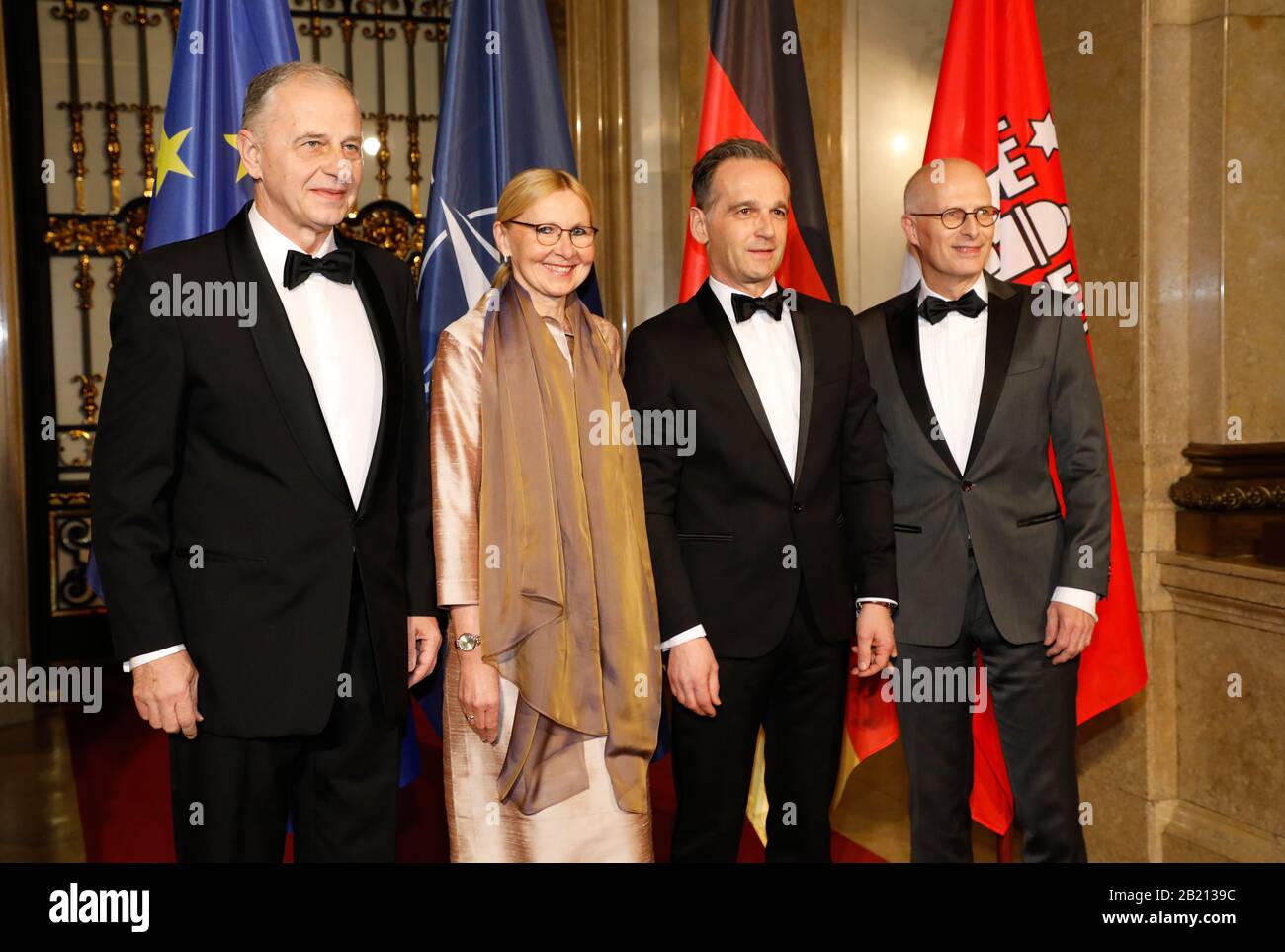 Amburgo, Germania. 28th Feb, 2020. Mircea Geoana (l), Vice Segretario Generale della NATO e ex Ministro degli Esteri rumeno, Peter Tschentscher (r, SPD), Primo Sindaco di Amburgo, sua moglie Eva-Maria e Heiko Maas (SPD), Ministro degli Esteri, si trovano nel municipio di Amburgo in occasione del tradizionale pasto Matthiae del Senato di Amburgo. Credito: Georg Wendt/Dpa/Alamy Live News Foto Stock