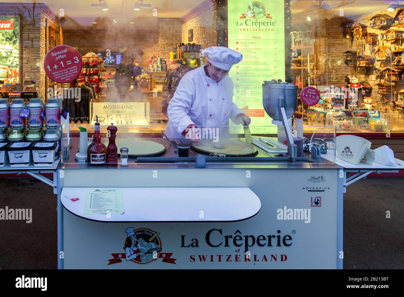 Donna che prepara una crepe, la Creperie della Svizzera, Interlaken, Svizzera Foto Stock