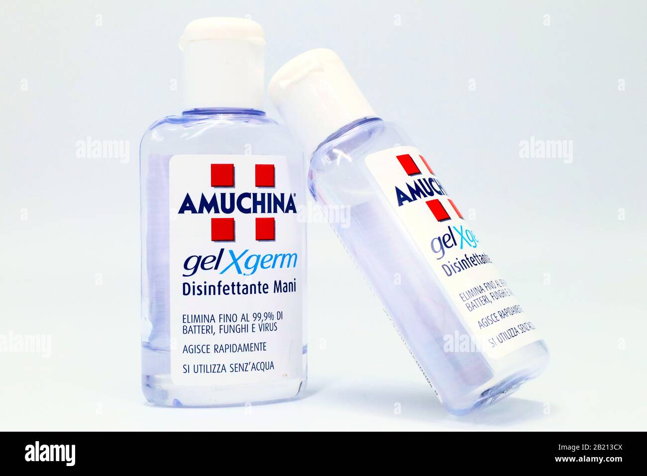 AMUCHINA gel igienizzante Per Mani XGERM per ridurre virus, Funghi e  Batteri agenti infettivi. AMUCHINA è un marchio italiano di ACRAF ANGELINI  Pharma Foto stock - Alamy