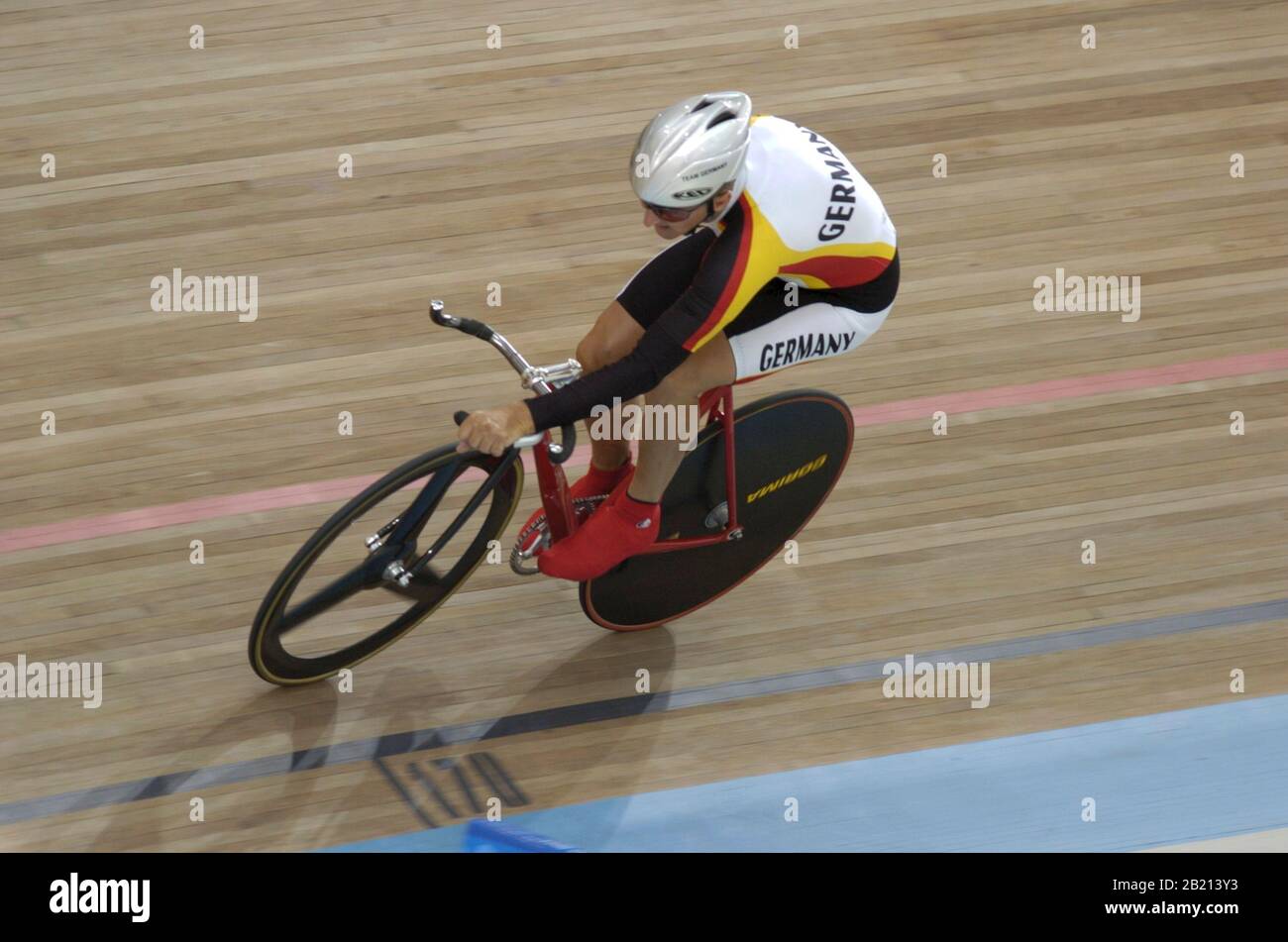 Guenter Brechtel della Germania tira il secondo turno nella LC1 Bicycle da 4 km maschile inseguimento individuale turno di qualificazione ai Giochi Paralimpici di Atene. ©Bob Daemmrich Foto Stock