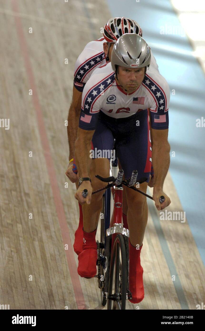 Atene, Grecia 18SEP04: Prove a tempo indoor track in tandem ai Giochi Paralimpici di Atene. Il pilota nella parte posteriore è cieco, il pilota anteriore è il pilota. ©Bob Daemmrich Foto Stock