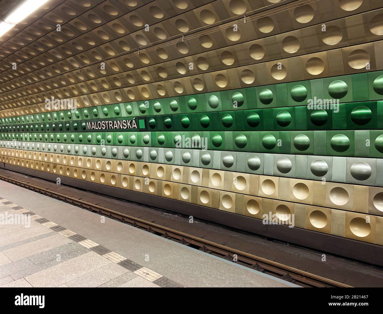 Vista sulla stazione della metropolitana Malostranska a Praga, Repubblica Ceca. Il sistema della metropolitana di Praga è estremamente efficiente, pulito ed economico. Foto Stock