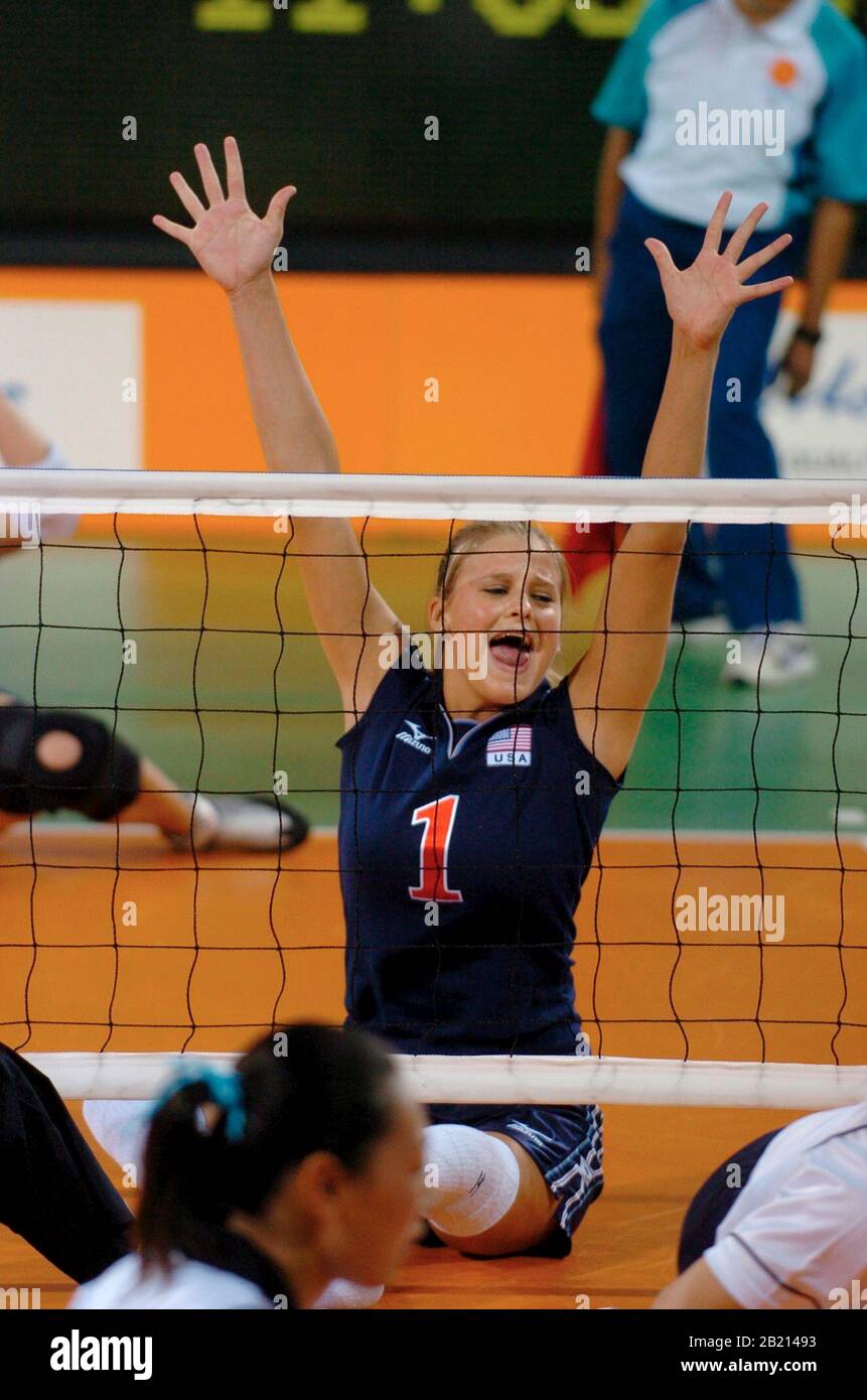 Atene, Grecia 19SEP04: Lora Webster degli Stati Uniti celebra un punto alla Paralimpica di Atene nella pallavolo femminile seduto. ©Bob Daemmrich Foto Stock