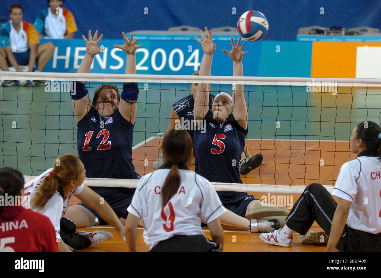 La squadra femminile di pallavolo statunitense si esibita in una partita in Cina prima della competizione alla Paralimpica di Atene. ©Bob Daemmrich Foto Stock