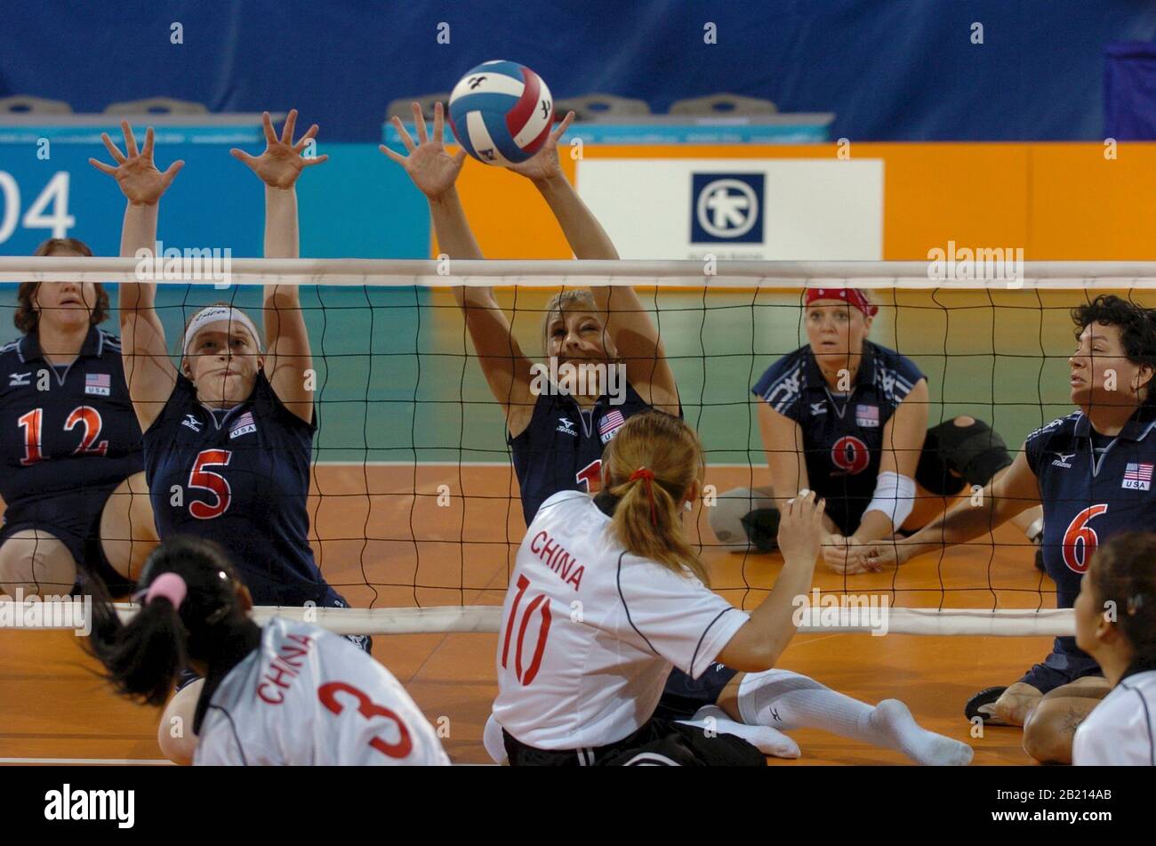 La squadra femminile di pallavolo statunitense si esibita in una partita in Cina prima della competizione alla Paralimpica di Atene. ©Bob Daemmrich Foto Stock
