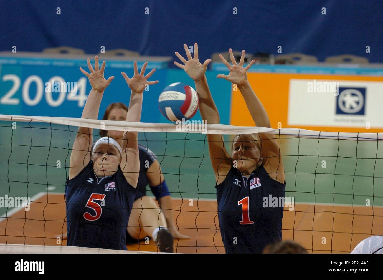 La squadra femminile di pallavolo statunitense si esibita in una partita in Cina prima della competizione alla Paralimpica di Atene. ©Bob Daemmrich Foto Stock